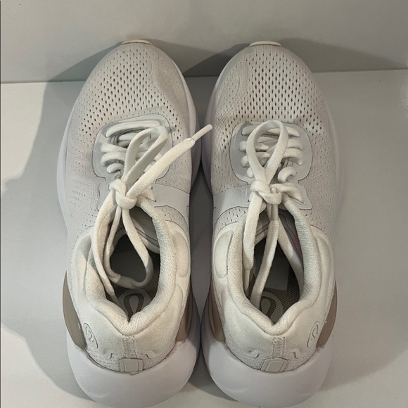 Women's Beyondfeel Running Shoe - Picture 12 of 17